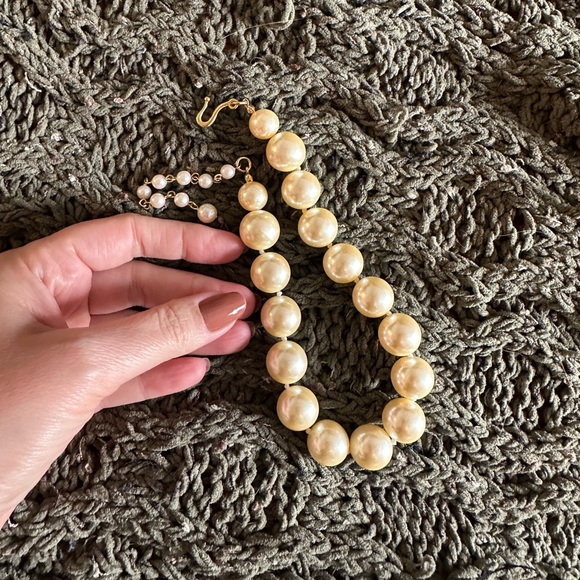 Elegant Gold and Pearl choker - Picture 5 of 7